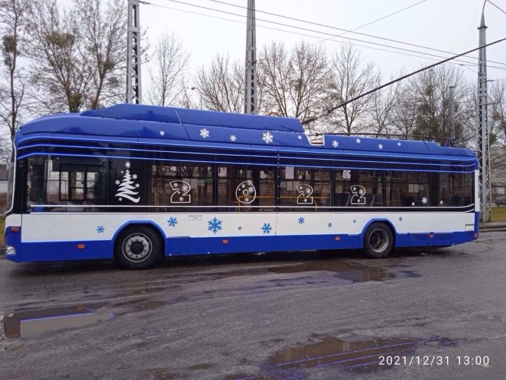 В новогоднюю ночь на маршруте 1 в Бресте будет работать тематический праздничный троллейбус