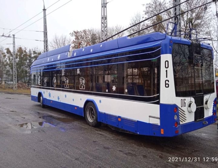 В новогоднюю ночь на маршруте 1 в Бресте будет работать тематический праздничный троллейбус