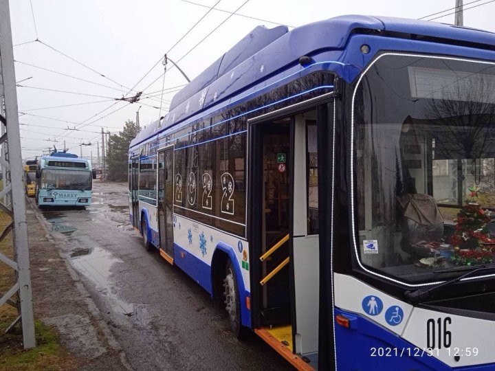 В новогоднюю ночь на маршруте 1 в Бресте будет работать тематический праздничный троллейбус