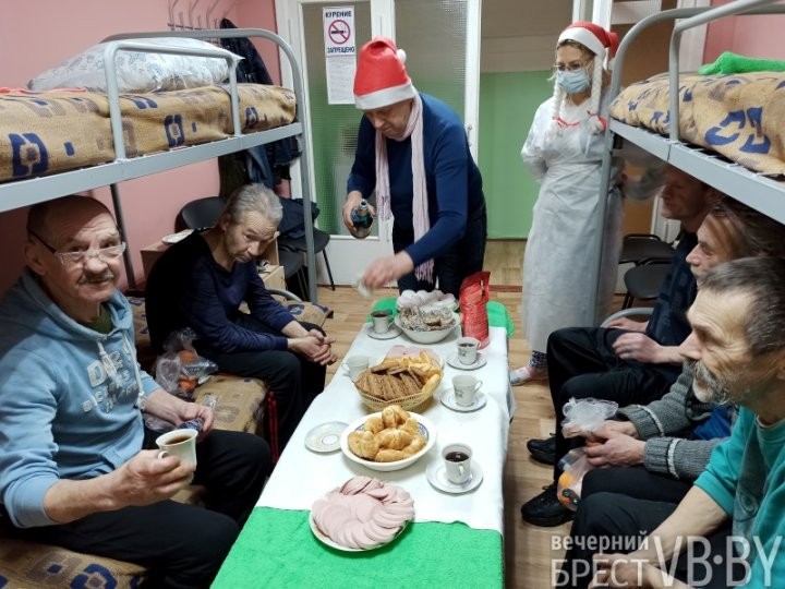 Чтобы следующий год все встречали в тепле, в своем доме и под елочкой. В брестской ночлежке впервые встретили Новый год