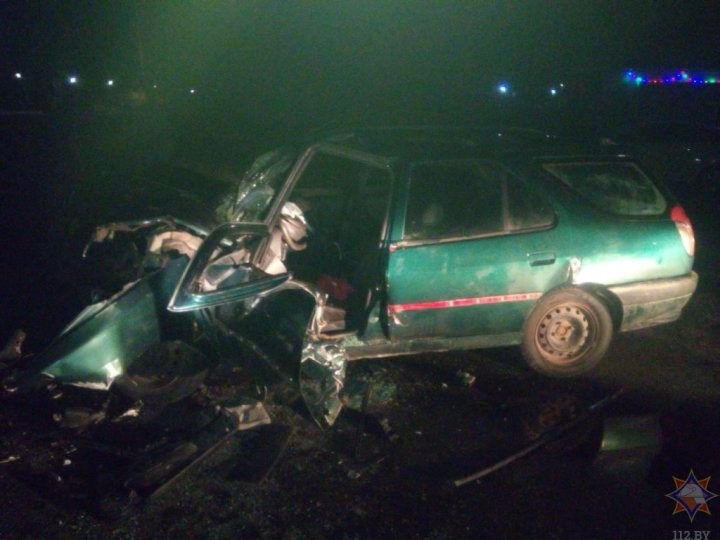 В Кобрине столкнулись два автомобиля, одного из водителей вытаскивали спасатели