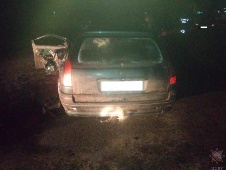 В Кобрине столкнулись два автомобиля, одного из водителей вытаскивали спасатели