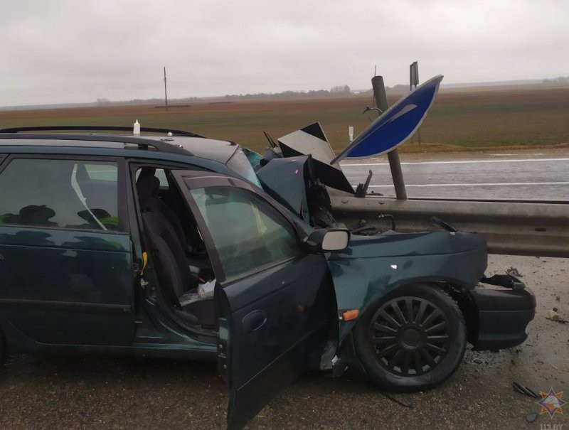 Легковушку разрезало разделительным ограждением