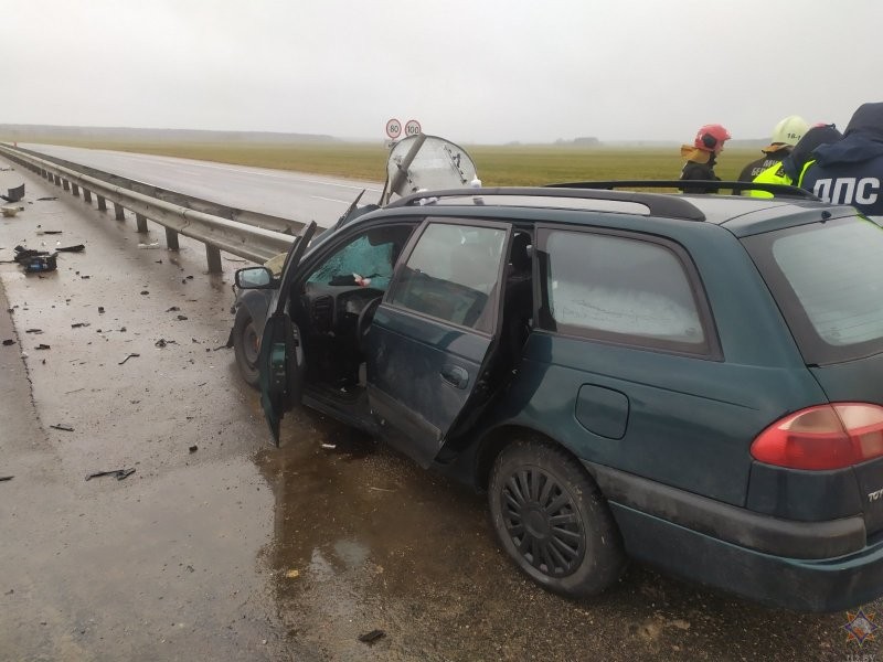 Легковушку разрезало разделительным ограждением