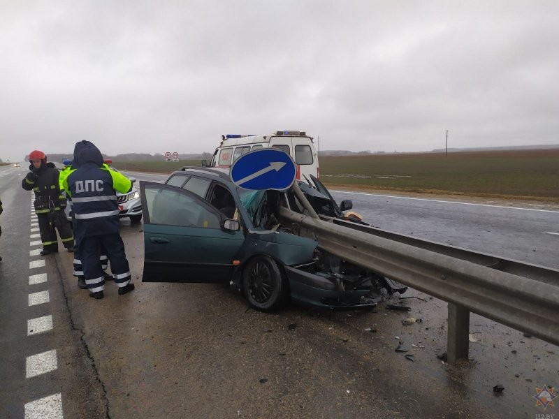 Легковушку разрезало разделительным ограждением