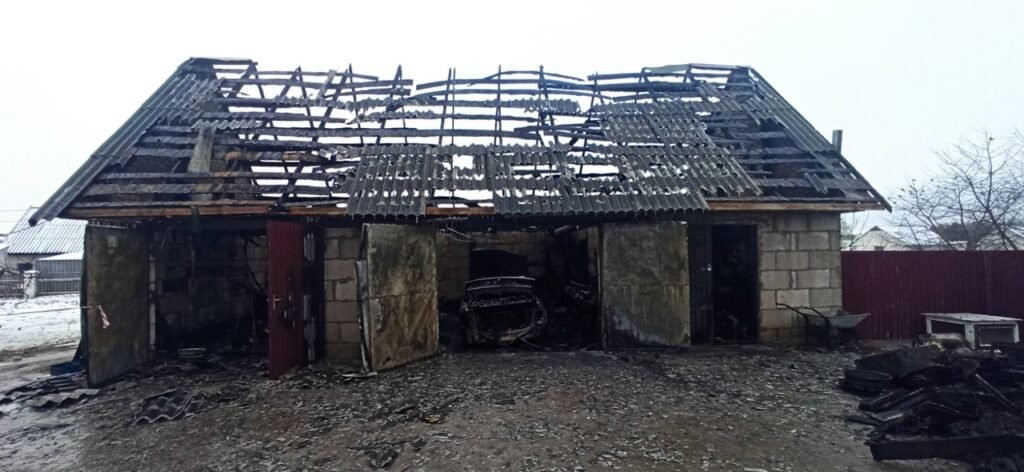 В Дрогичине сгорел автомобиль и хозпостройка