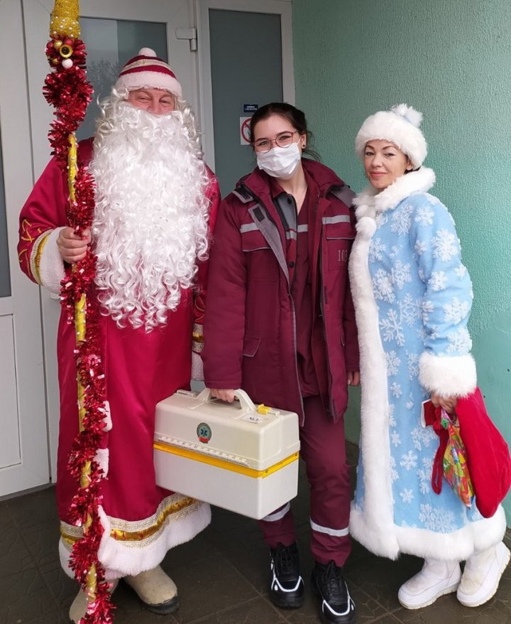 В Каменец работников скорой помощи поздравили с новогодними праздниками