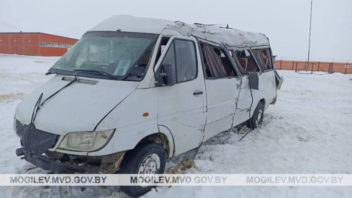Маршрутка опрокинулась на трассе, шесть человек пострадали. Вы видели, какие у нее шины?