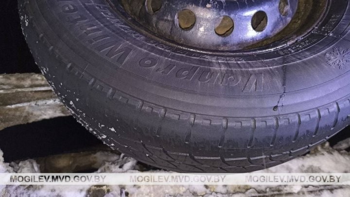 Маршрутка опрокинулась на трассе, шесть человек пострадали. Вы видели, какие у нее шины?