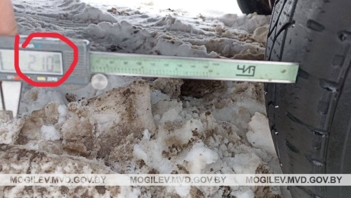 Маршрутка опрокинулась на трассе, шесть человек пострадали. Вы видели, какие у нее шины?