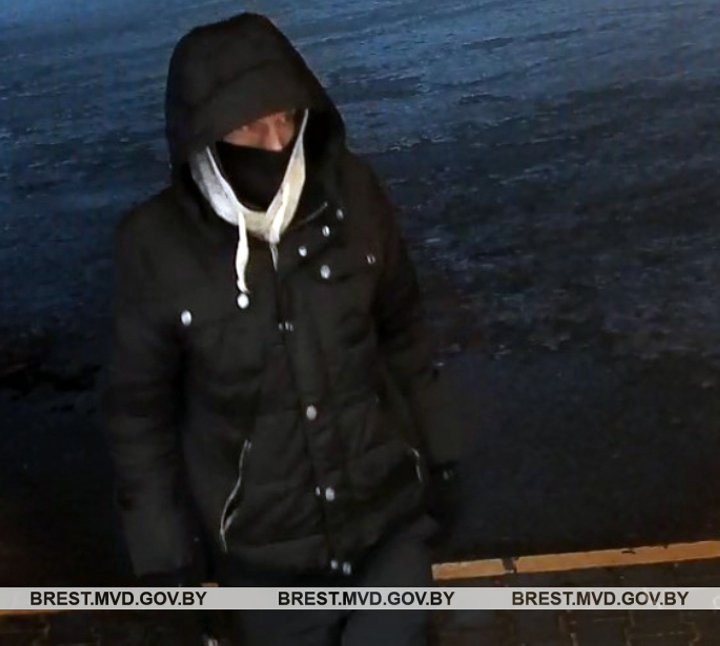 В Бресте разыскивают парня в маске