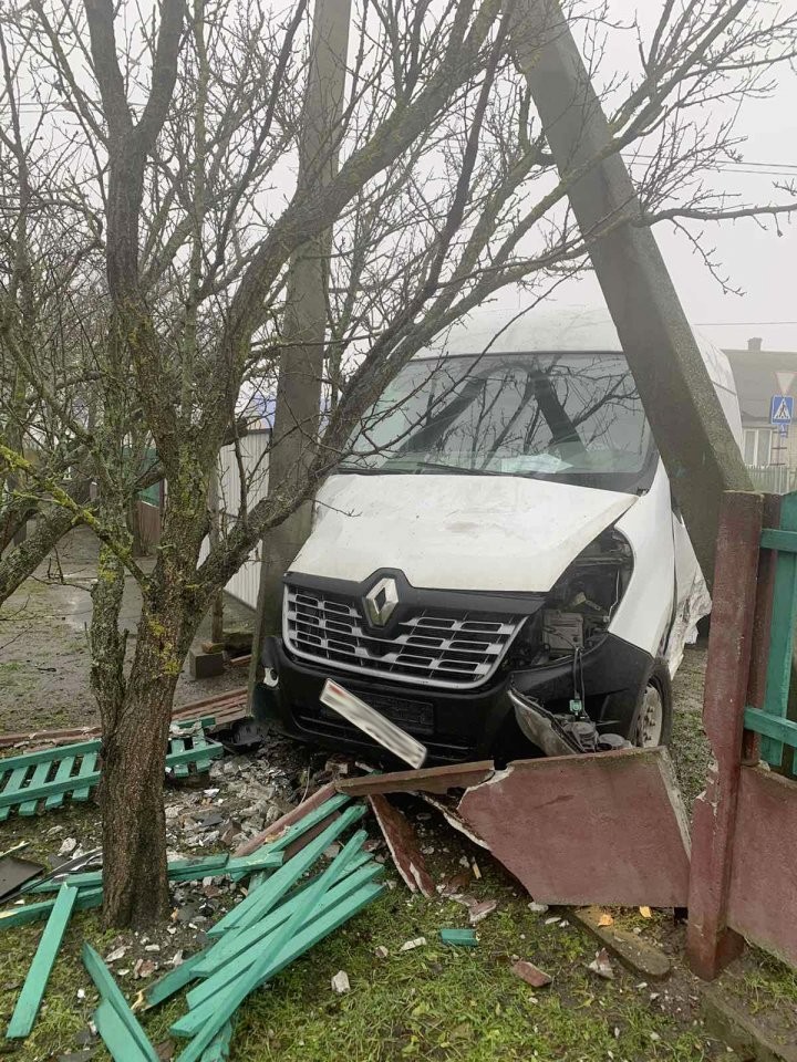 Из-за ДТП жители Дрогичина остались без света и забора