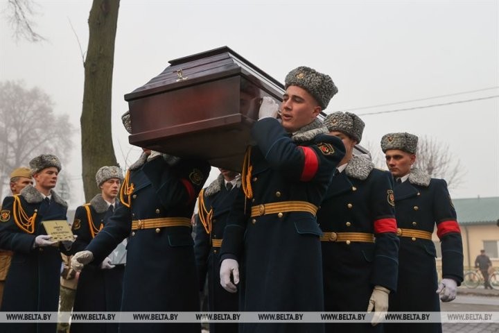 Останки погибшего под Кобрином военного летчика передали на его родину