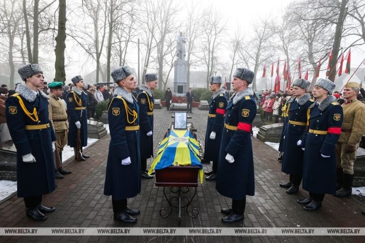 Останки погибшего под Кобрином военного летчика передали на его родину