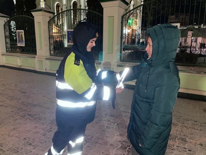 В Рождество сотрудники ГАИ Бреста дарили фликеры и напоминали о безопасности на дорогах