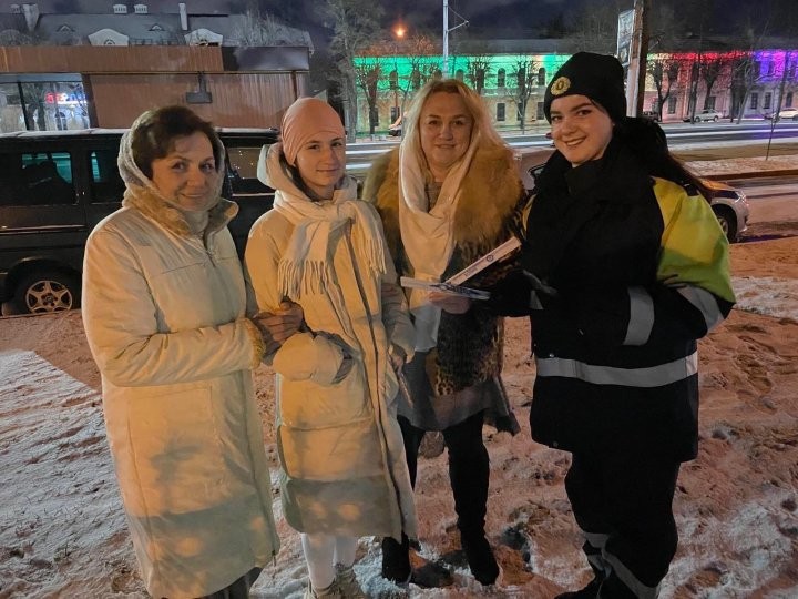 В Рождество сотрудники ГАИ Бреста дарили фликеры и напоминали о безопасности на дорогах
