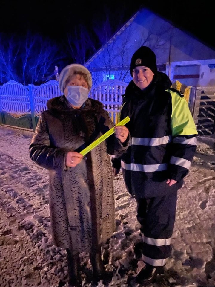 В Рождество сотрудники ГАИ Бреста дарили фликеры и напоминали о безопасности на дорогах