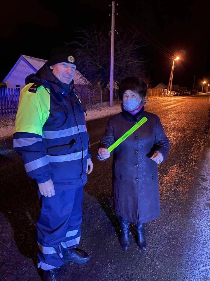 В Рождество сотрудники ГАИ Бреста дарили фликеры и напоминали о безопасности на дорогах