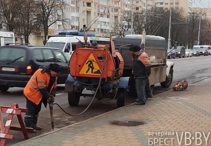«Чтобы сани не застряли». Брестчане шутят, а коммунальники пользуются оттепелью