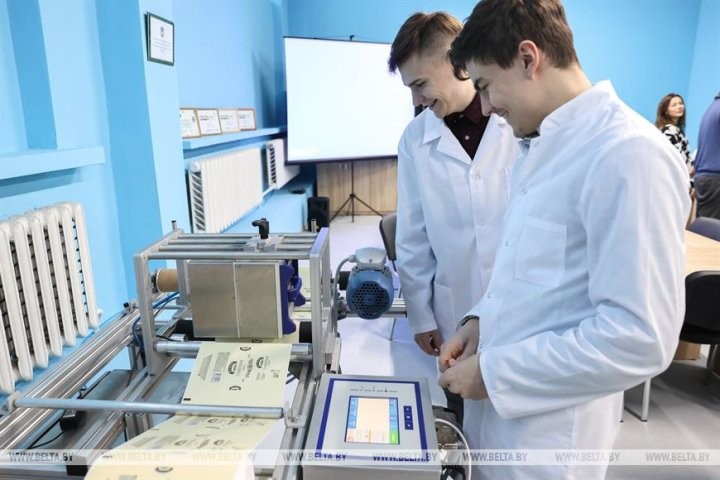 В одном из брестских вузов открыли лабораторию идентификации и промышленной робототехники