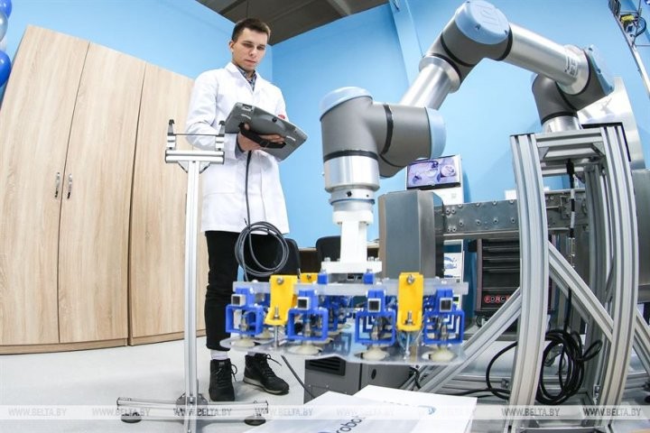 В одном из брестских вузов открыли лабораторию идентификации и промышленной робототехники