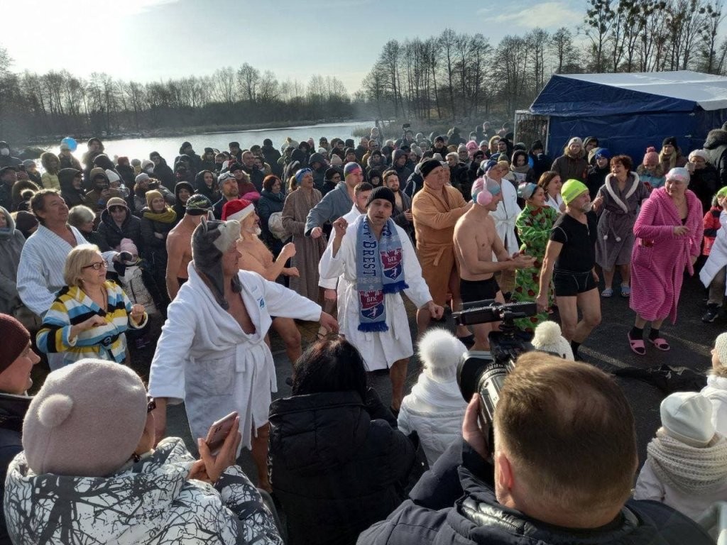 Заплыв моржей на Набережной Бреста. Посмотрите видео