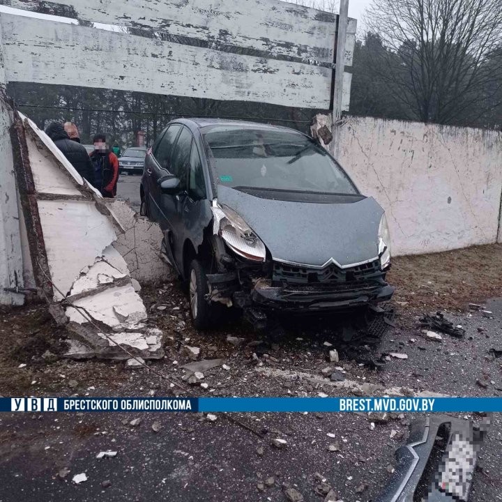 Стали известны подробности ДТП в Пинске, где автомобиль протаранил бетонный забор