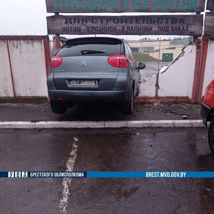 Стали известны подробности ДТП в Пинске, где автомобиль протаранил бетонный забор