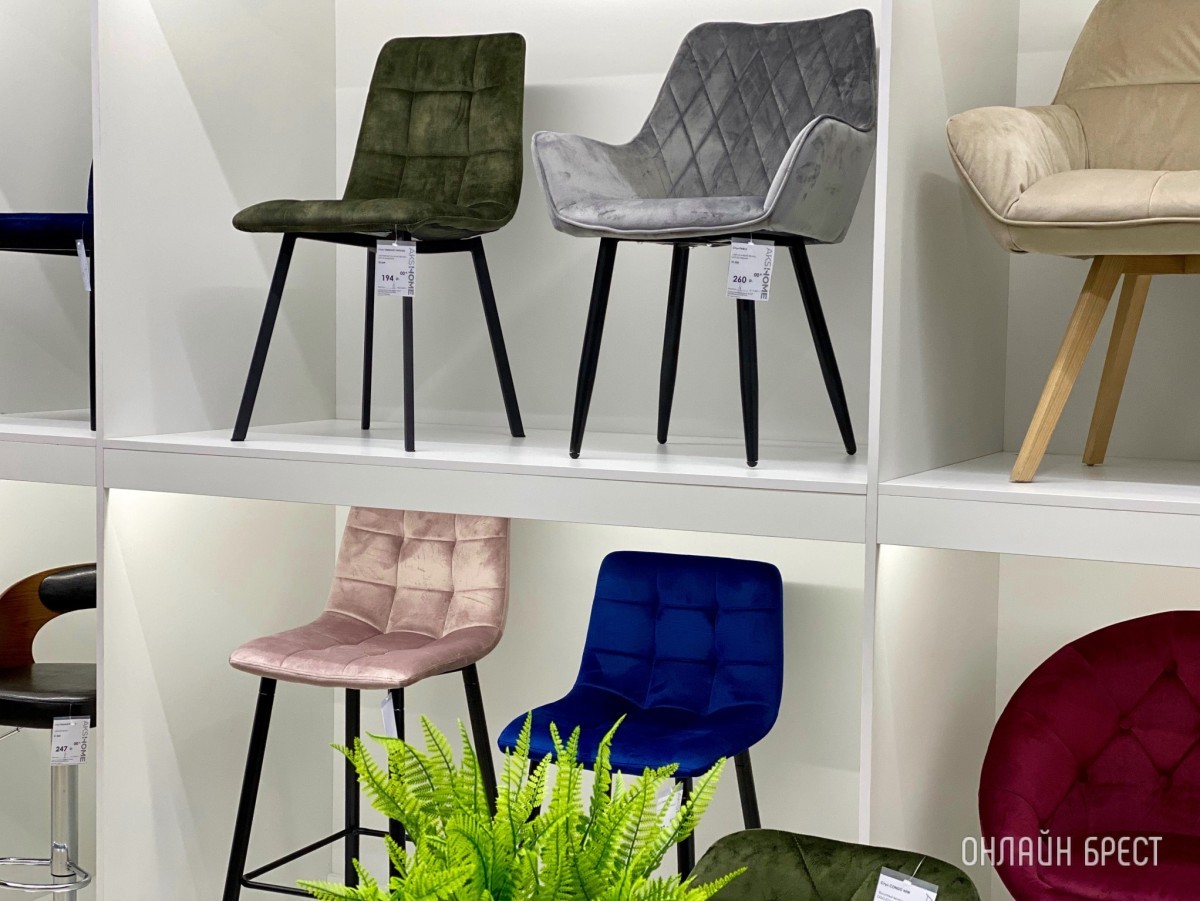 Новый салон мебели «АksHome» открылся в ТЦ «Корона» на Машерова. Выбор кухонных столов, стульев и кресел удивляет!