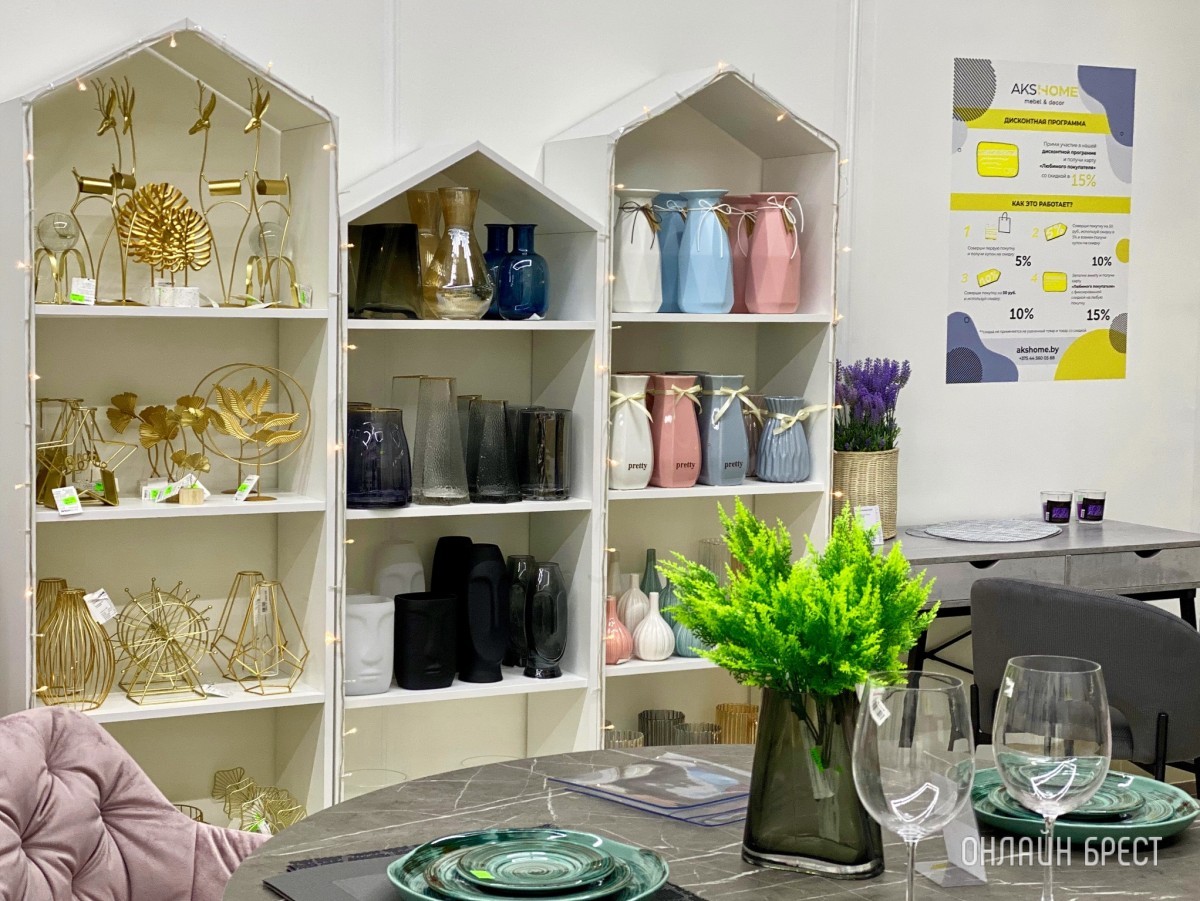 Новый салон мебели «АksHome» открылся в ТЦ «Корона» на Машерова. Выбор кухонных столов, стульев и кресел удивляет!