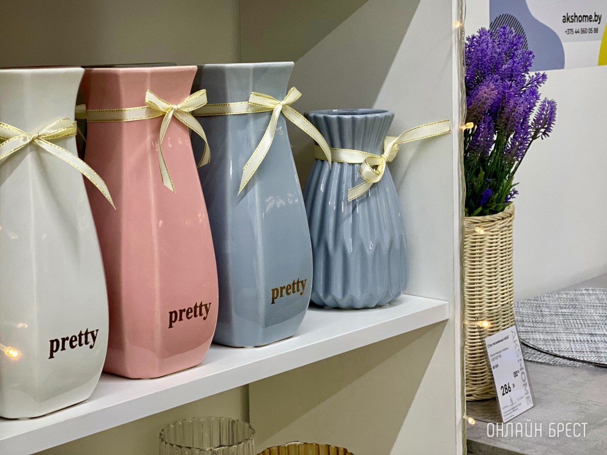 Новый салон мебели «АksHome» открылся в ТЦ «Корона» на Машерова. Выбор кухонных столов, стульев и кресел удивляет!