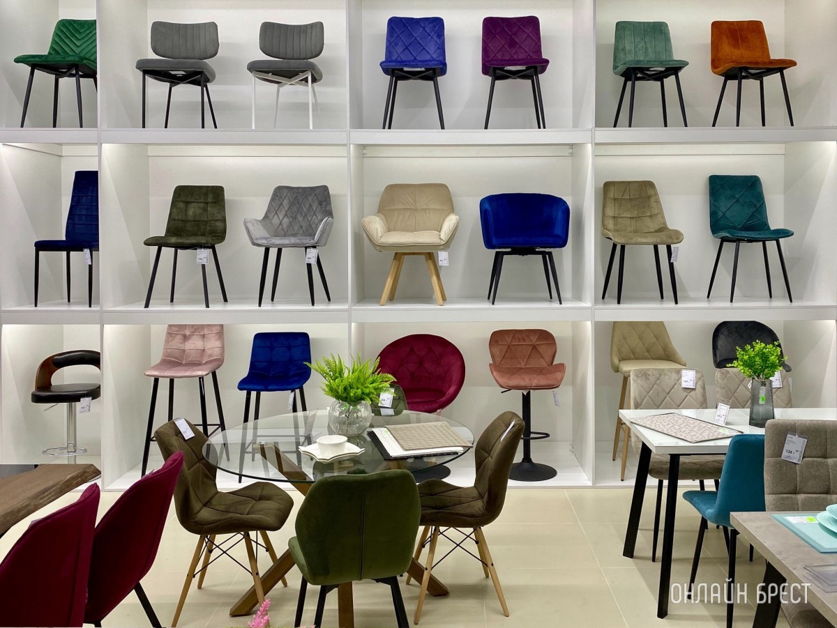 Новый салон мебели «АksHome» открылся в ТЦ «Корона» на Машерова. Выбор кухонных столов, стульев и кресел удивляет!