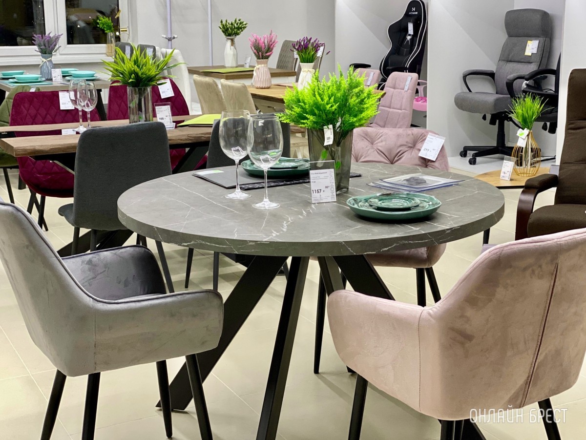 Новый салон мебели «АksHome» открылся в ТЦ «Корона» на Машерова. Выбор кухонных столов, стульев и кресел удивляет!