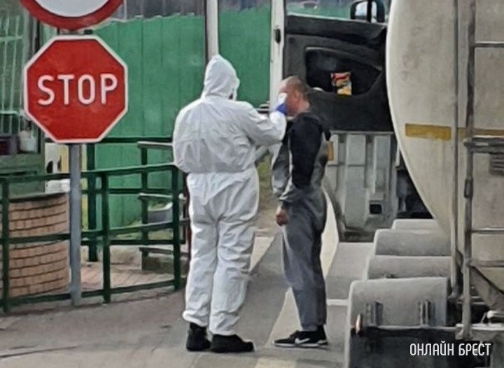 Дальнобойщикам разрешили не сдавать ПЦР для въезда в Польшу