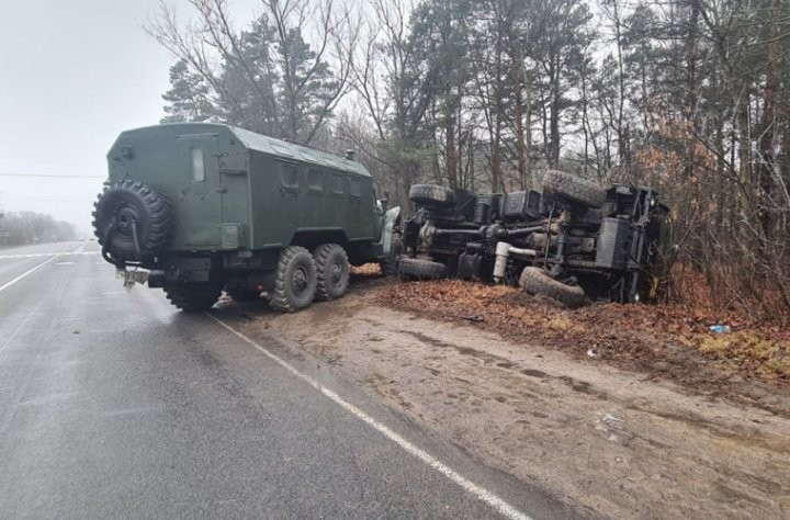 В Березовском районе военная техника съехала в кювет