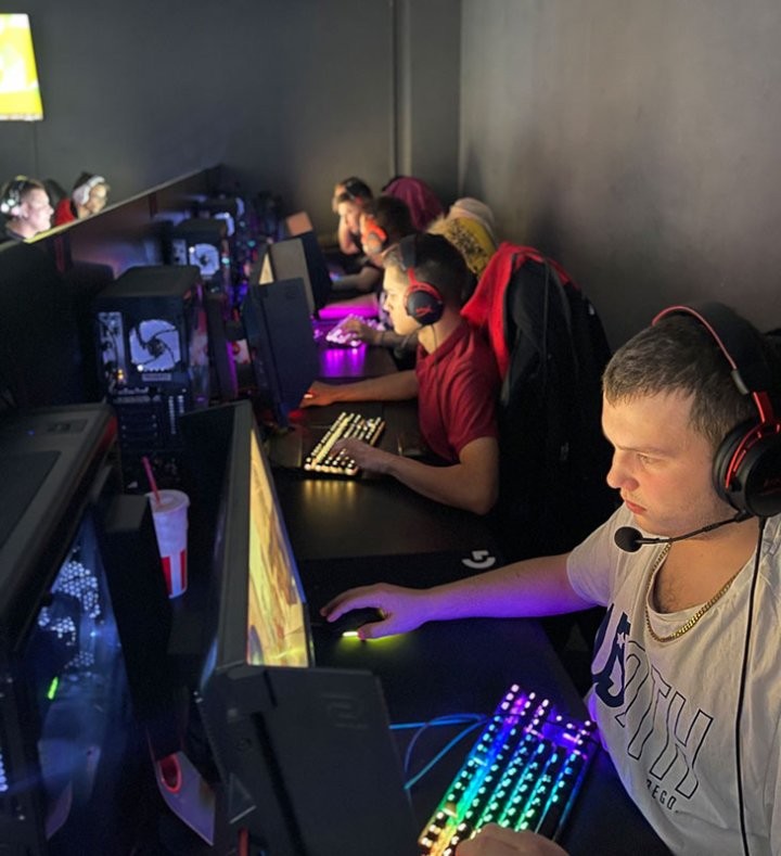 Геймеры из Кобрина прошли в финал турнира по CS: GO, «в сухую» обыграв брестчан