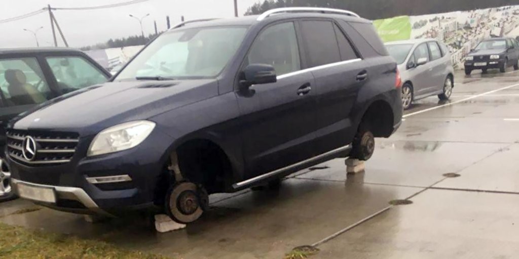 Это что, 90-е? В Минске профессионально «разули» Mercedes