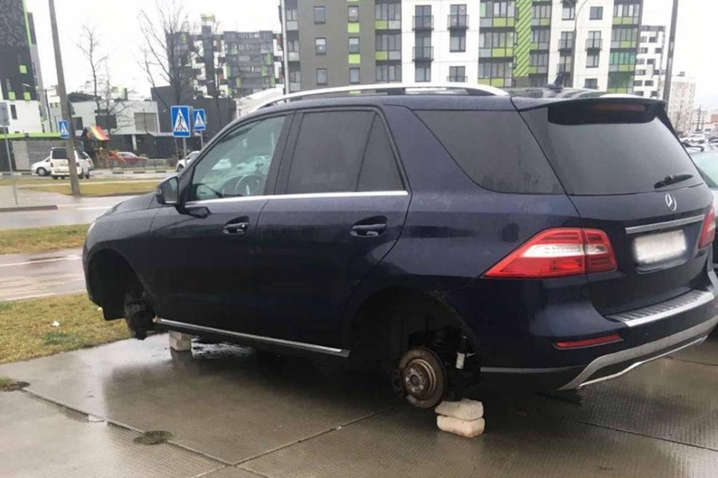 Это что, 90-е? В Минске профессионально «разули» Mercedes