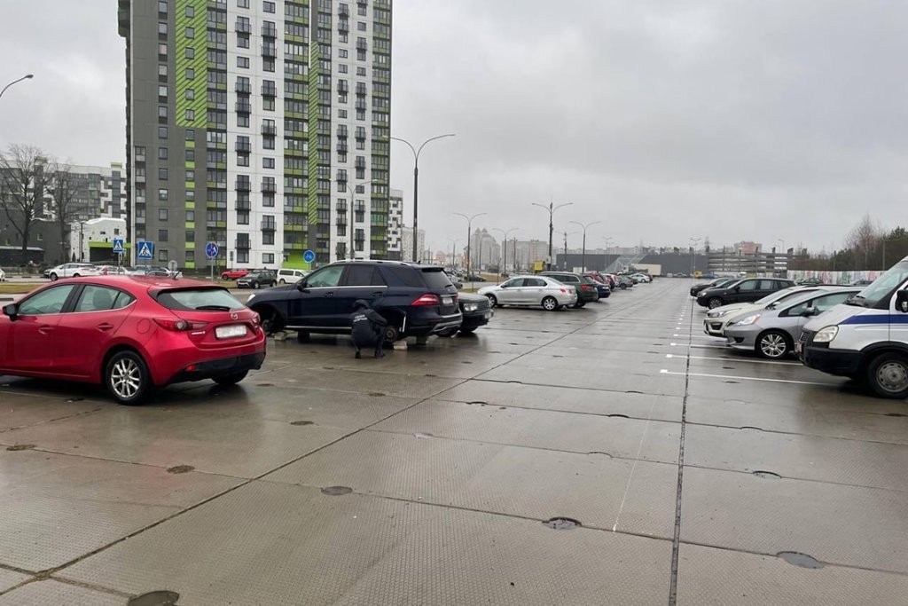 Это что, 90-е? В Минске профессионально «разули» Mercedes