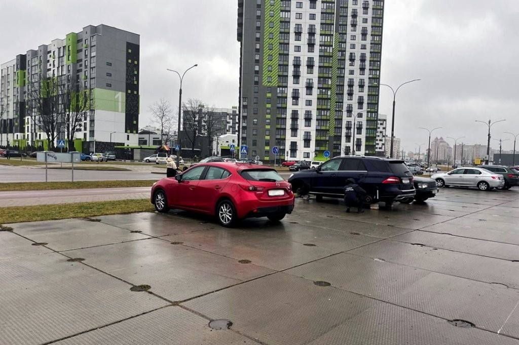 Это что, 90-е? В Минске профессионально «разули» Mercedes