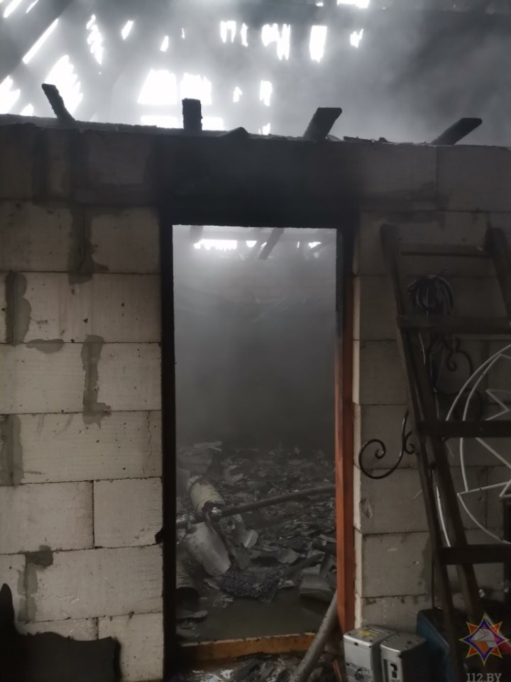 В Кобрине спасатели ликвидировали пожар в производственном цеху