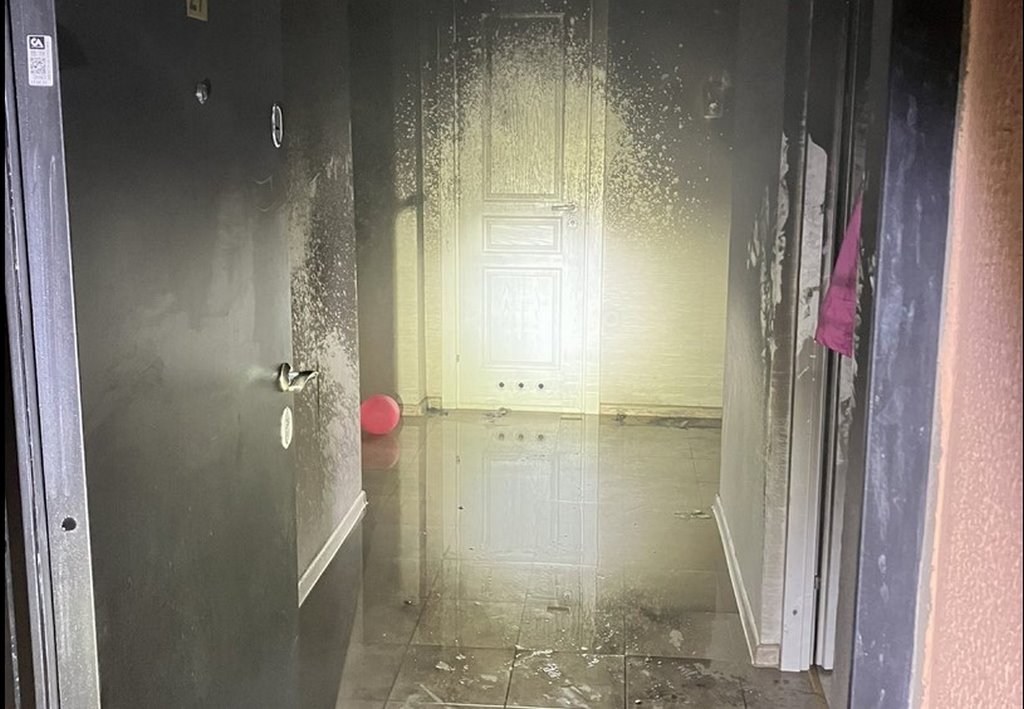 В Беларуси случайный прохожий спас из горевшей квартиры мать с двумя детьми