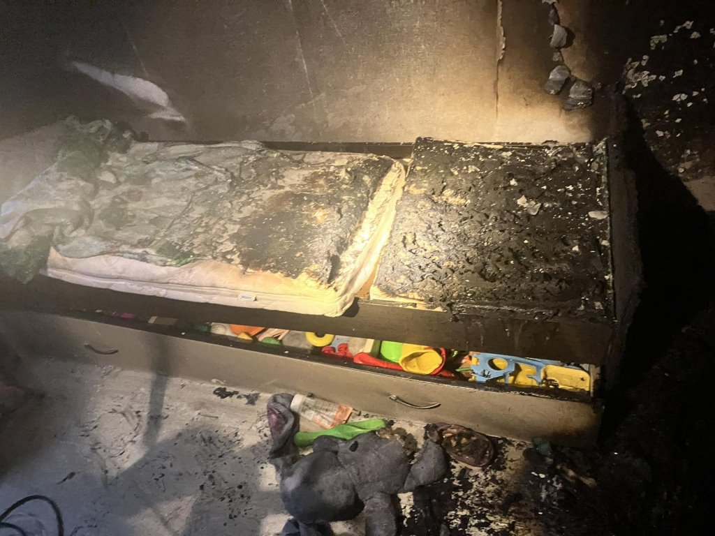 В Беларуси случайный прохожий спас из горевшей квартиры мать с двумя детьми