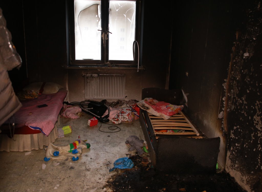 В Беларуси случайный прохожий спас из горевшей квартиры мать с двумя детьми