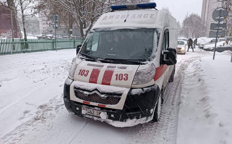Спасатели дважды вытаскивали из сугробов машины скорой помощи в Барановичах
