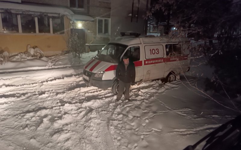 Спасатели дважды вытаскивали из сугробов машины скорой помощи в Барановичах