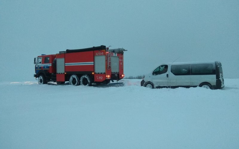 Спасатели дважды вытаскивали из сугробов машины скорой помощи в Барановичах