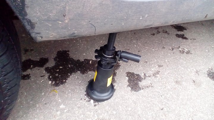 Машина соскочила с домкрата и насмерть придавила пенсионера