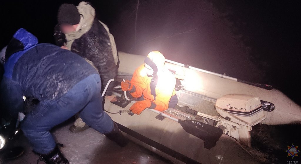 В Беларуси четверо рыбаков оказались на дрейфующей льдине