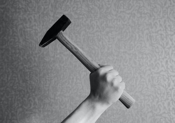 Мужчина с молотком ломился в чужую дверь в Барановичах